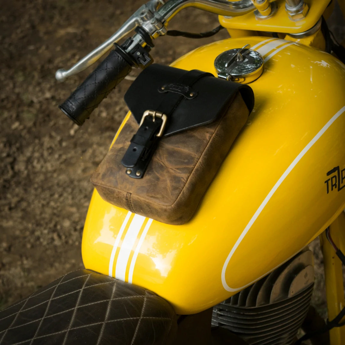 Tripmachine Tank Pouch - tobacco brown. Handlicher Tankrucksack im Retro-Stil aus echtem Leder. Ohne Befestigungsadapter, hält alleine mit 6 superstarken Magneten sicher am Tank. Optisch perfekt für alle Heritage Bikes, Cafe Racer, Bobber und Scrambler.