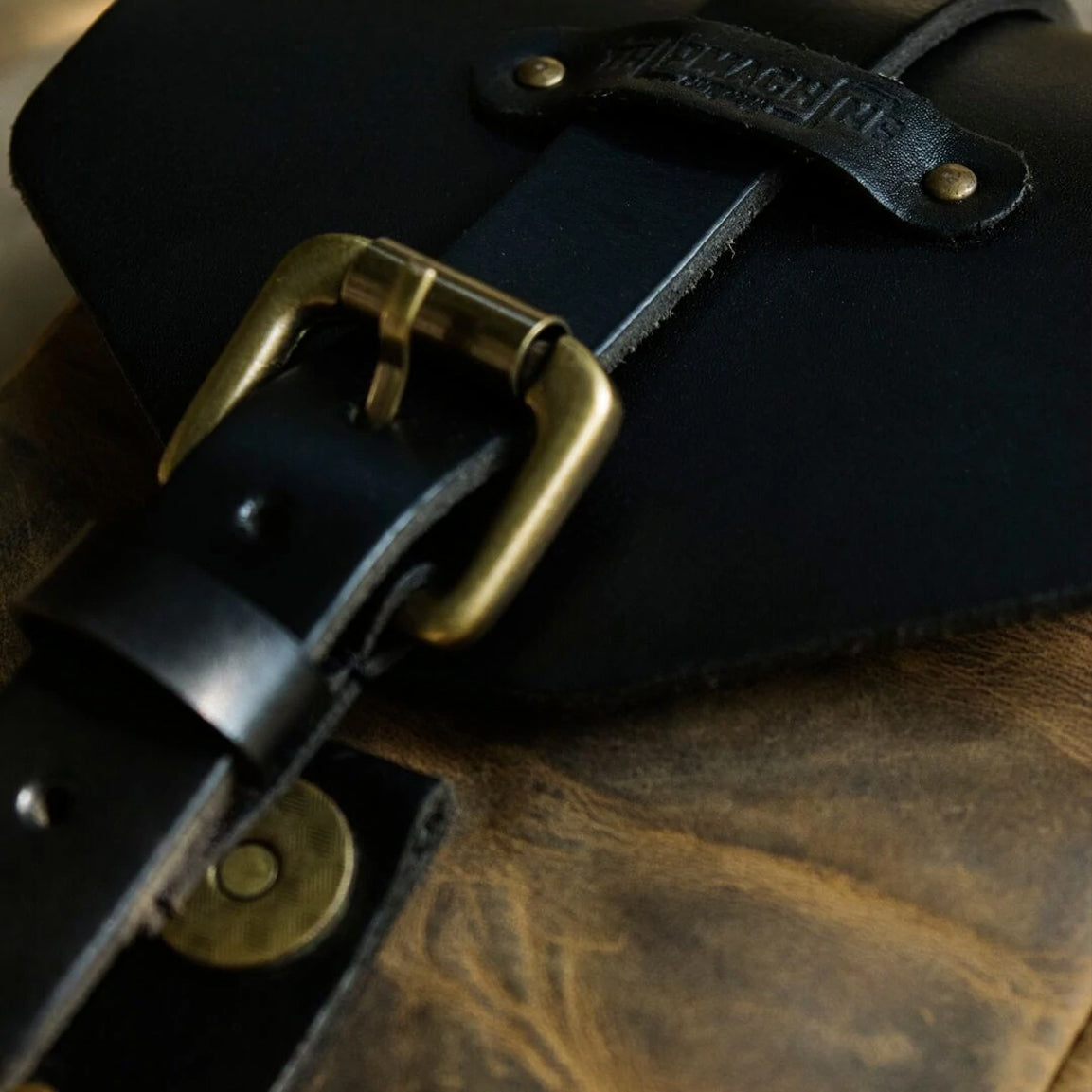 Tripmachine Tank Pouch - tobacco brown. Handlicher Tankrucksack im Retro-Stil aus echtem Leder. Ohne Befestigungsadapter, hält alleine mit 6 superstarken Magneten sicher am Tank. Optisch perfekt für alle Heritage Bikes, Cafe Racer, Bobber und Scrambler.
