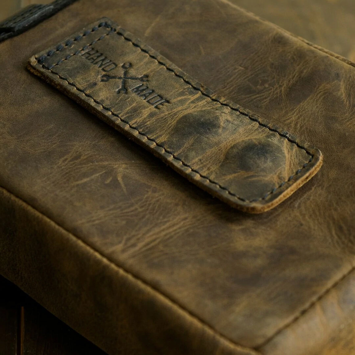 Tripmachine Tank Pouch - tobacco brown. Handlicher Tankrucksack im Retro-Stil aus echtem Leder. Ohne Befestigungsadapter, hält alleine mit 6 superstarken Magneten sicher am Tank. Optisch perfekt für alle Heritage Bikes, Cafe Racer, Bobber und Scrambler.
