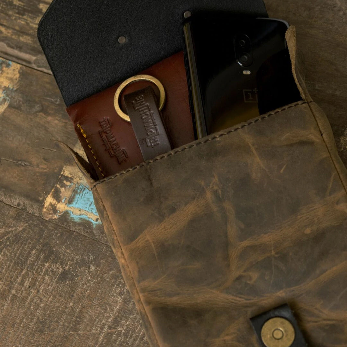 Tripmachine Tank Pouch - tobacco brown. Handlicher Tankrucksack im Retro-Stil aus echtem Leder. Ohne Befestigungsadapter, hält alleine mit 6 superstarken Magneten sicher am Tank. Optisch perfekt für alle Heritage Bikes, Cafe Racer, Bobber und Scrambler.