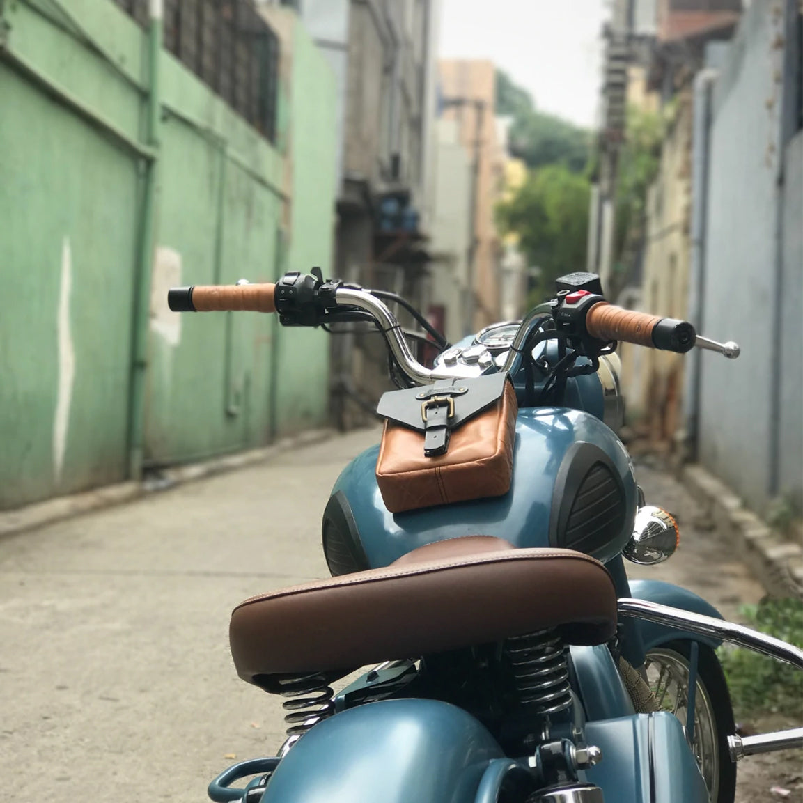 Tripmachine Tank Pouch - vintage tan brown. Handlicher Tankrucksack im Retro-Stil aus echtem Leder. Ohne Befestigungsadapter, hält alleine mit 6 superstarken Magneten sicher am Tank. Optisch perfekt für alle Heritage Bikes, Cafe Racer, Bobber und Scrambler.