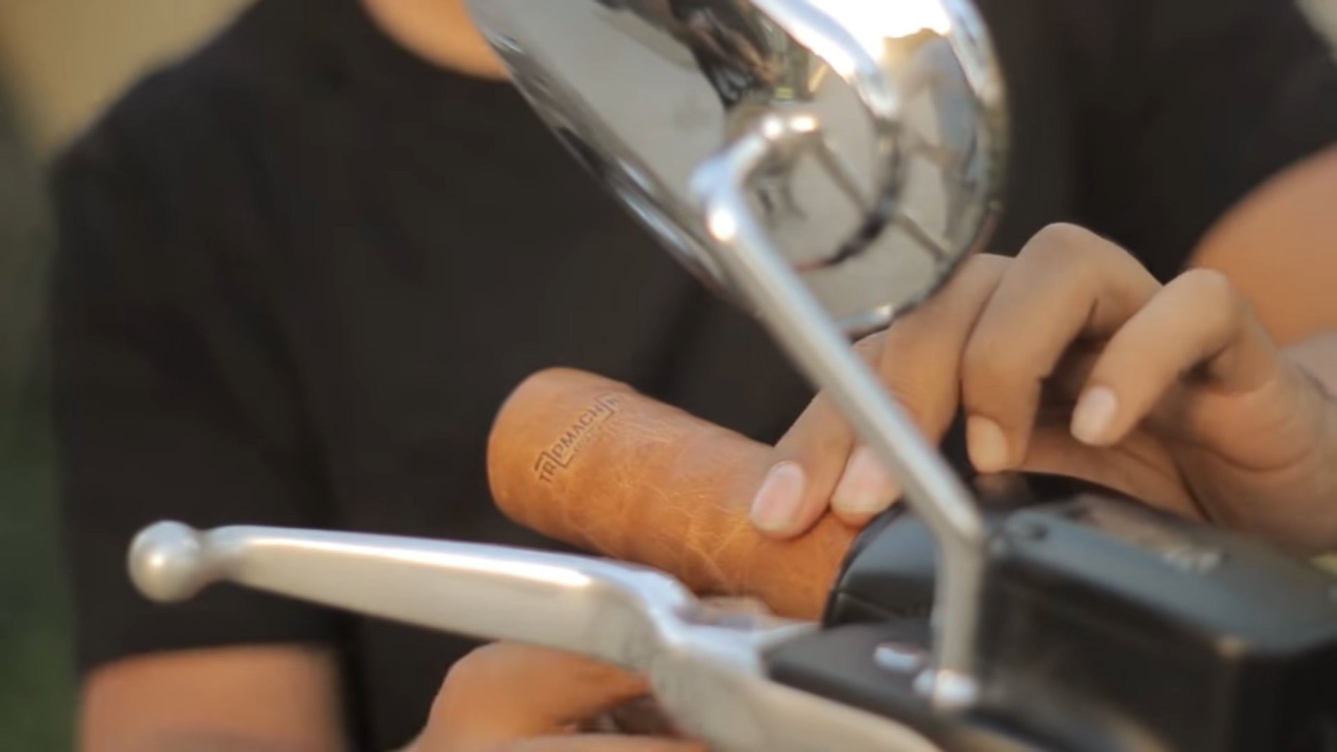Video laden: Tripmachine Grips Wrap - Installations Anleitung für Motorrad-Griffbänder