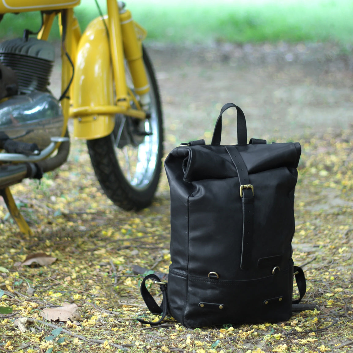Trip Machine Backpack Pannier Classic - black. Klassische Motorrad-Gepäcktasche aus schwarzem Leder im Retro-/Vintage-Stil, mit 15 Liter Volumen perfekt für einen Mehr-Tages Ausflug. Einfaches Montagesystem an nahezu jedem Motorrad möglich.