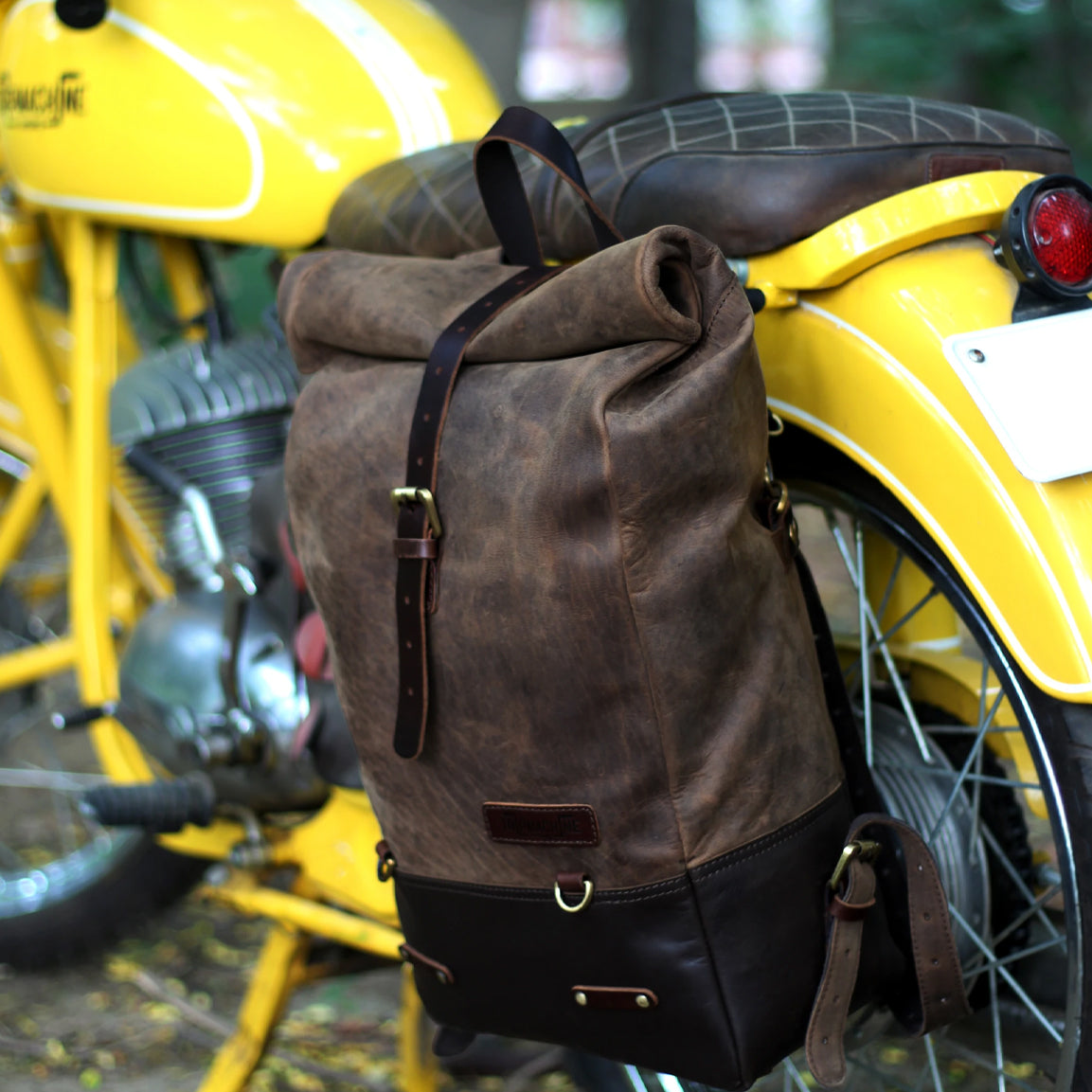 Trip Machine Backpack Pannier Classic - tobacco. Klassische Motorrad-Gepäcktasche aus dunkelbraunen Leder im Retro-/Vintage-Stil, mit 15 Liter Volumen perfekt für einen Mehr-Tages Ausflug. Einfaches Montagesystem an nahezu jedem Motorrad möglich.