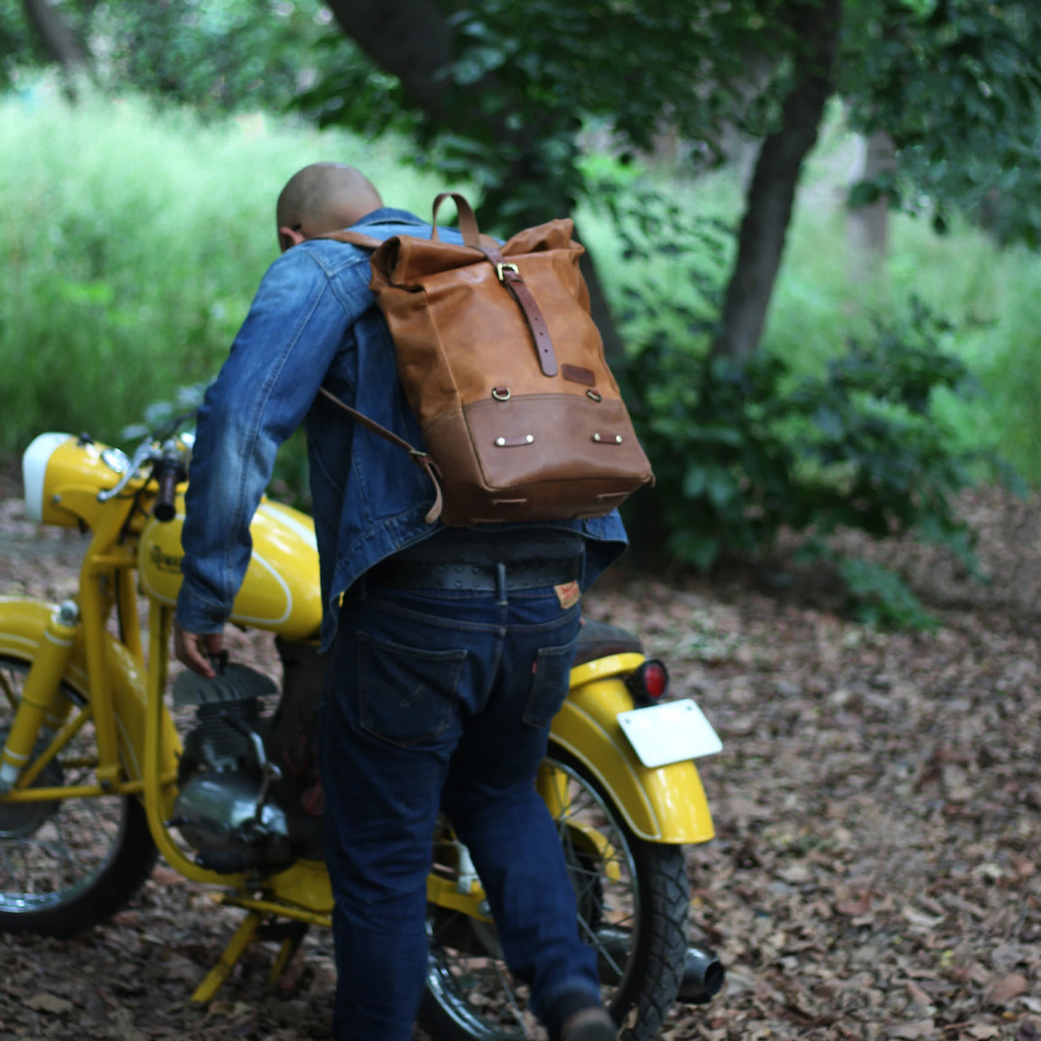 Trip Machine Backpack Pannier Classic - vintage tan. Klassische Motorrad-Gepäcktasche aus hellbraunen Leder im Retro-/Vintage-Stil, mit 15 Liter Volumen perfekt für einen Mehr-Tages Ausflug. Einfaches Montagesystem an nahezu jedem Motorrad möglich.