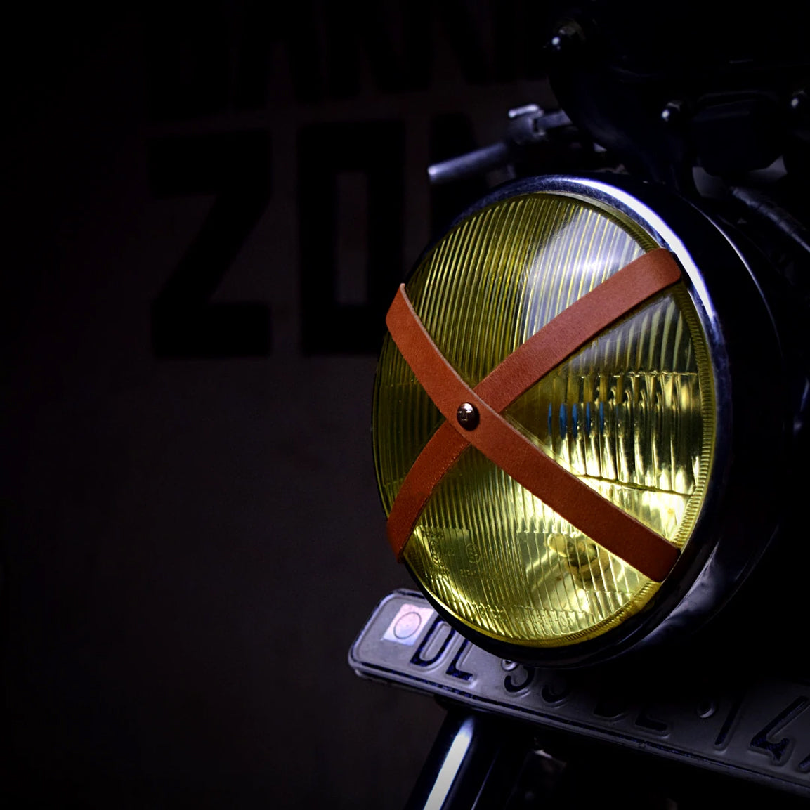 Headlight X Tape Classic von Tripmachine lässt an die guten alten Zeiten des Motorradfahrens zurück und ist eine Hommage an die Rennfahrer, die den Café Racer-Look beeinflusst haben. Aus echtem Leder in hellbraun, mit einem Klebeband von 3M.