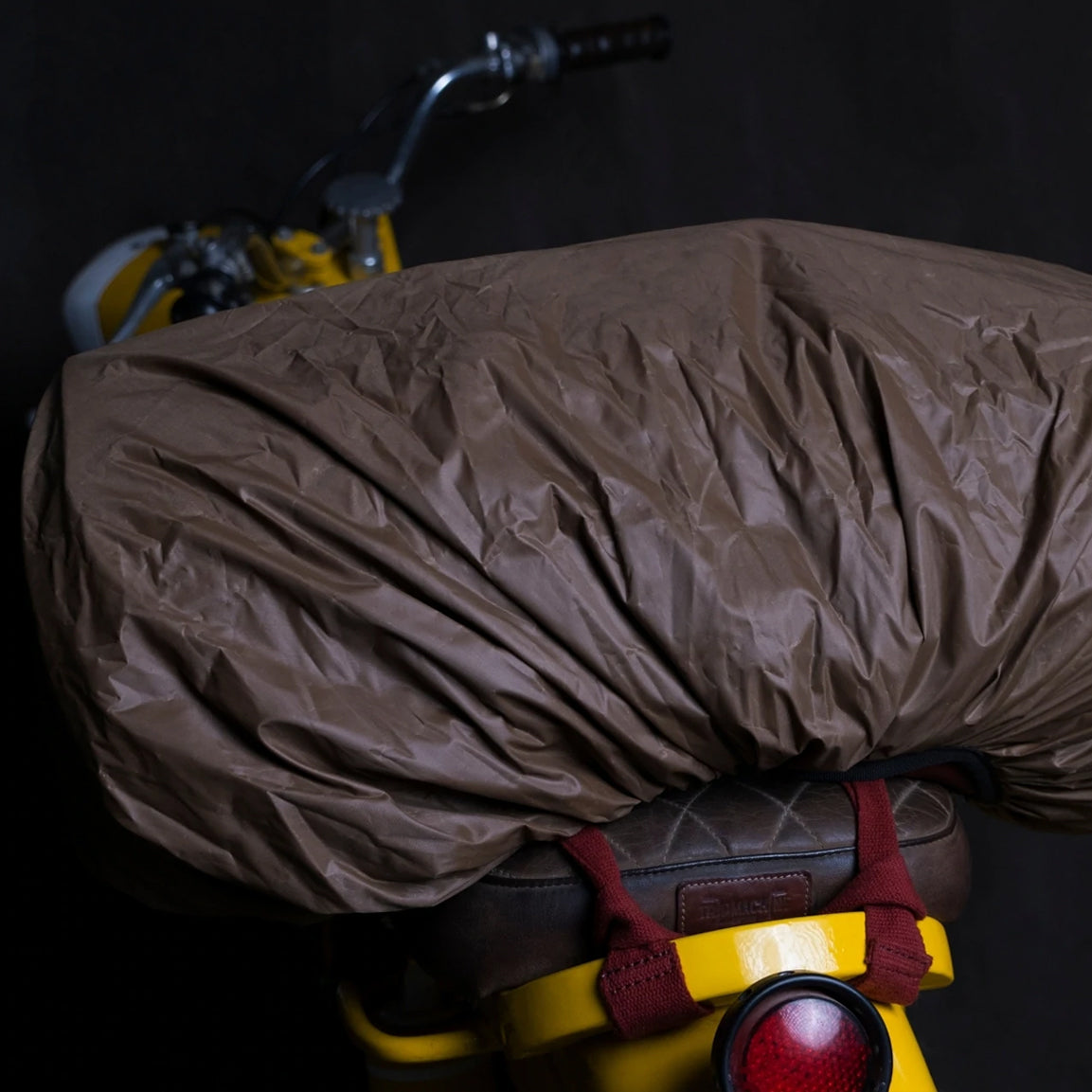 Trip Machine Military Duffel - vintage tan. Klassische Motorrad-Gepäcktasche aus hellbraunem Leder im Retro-/Vintage-Stil, mit 24 Liter Volumen perfekt für einen Mehr-Tages Ausflug. Einfaches Montagesystem an nahezu jedem Motorrad möglich.