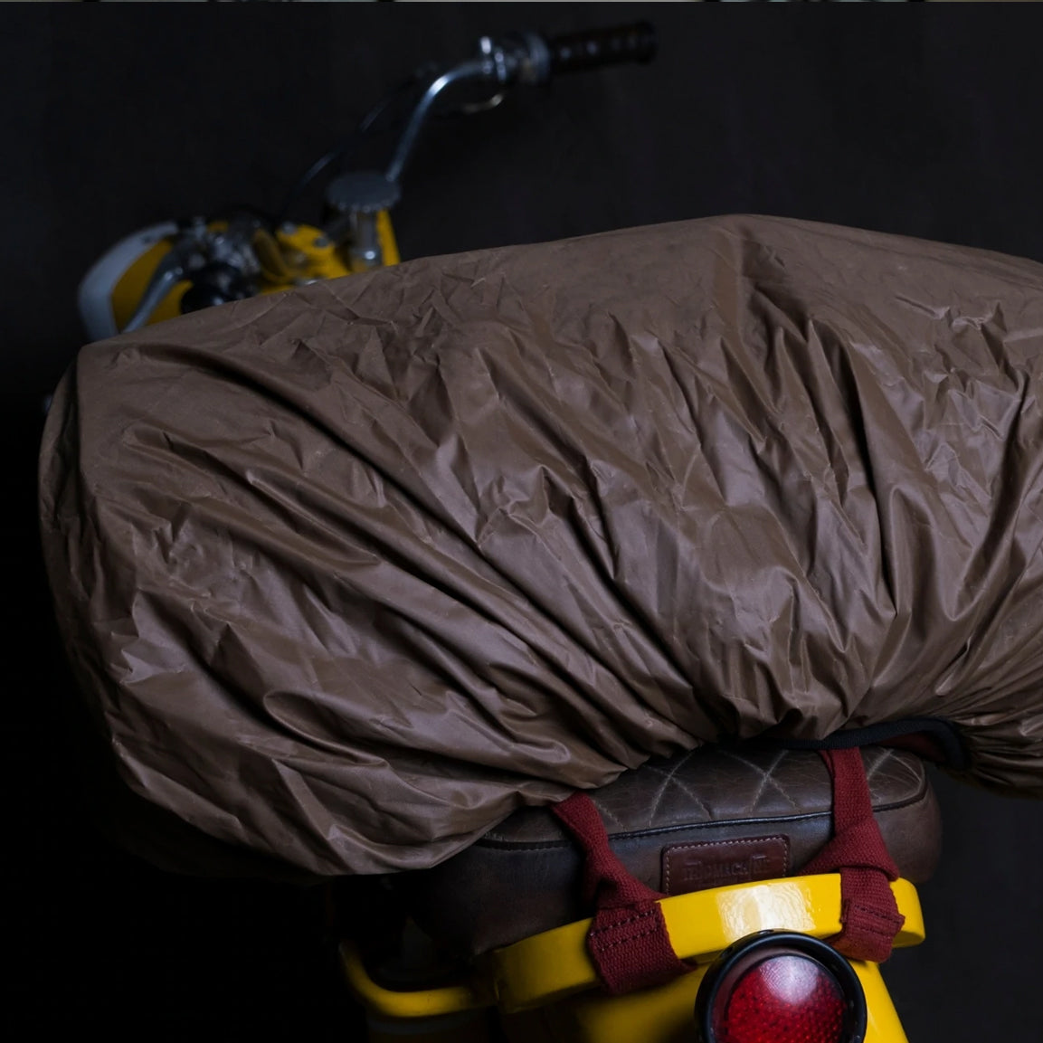 Trip Machine Military Duffel - tobacco. Klassische Motorrad-Gepäcktasche aus dunkelbraunem Leder im Retro-/Vintage-Stil, mit 24 Liter Volumen perfekt für einen Mehr-Tages Ausflug. Einfaches Montagesystem an nahezu jedem Motorrad möglich.