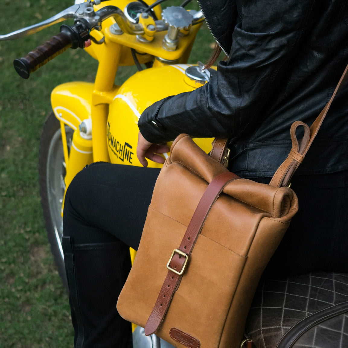 Tripmachine Mini Pannier Classic - vintage tan. Klassische Motorrad-Gepäcktasche aus hellbraunen Leder im Retro-/Vintage-Stil, perfekt für einen Ein-Tages Ausflug. Einfaches Montagesystem an nahezu jedem Motorrad möglich. 