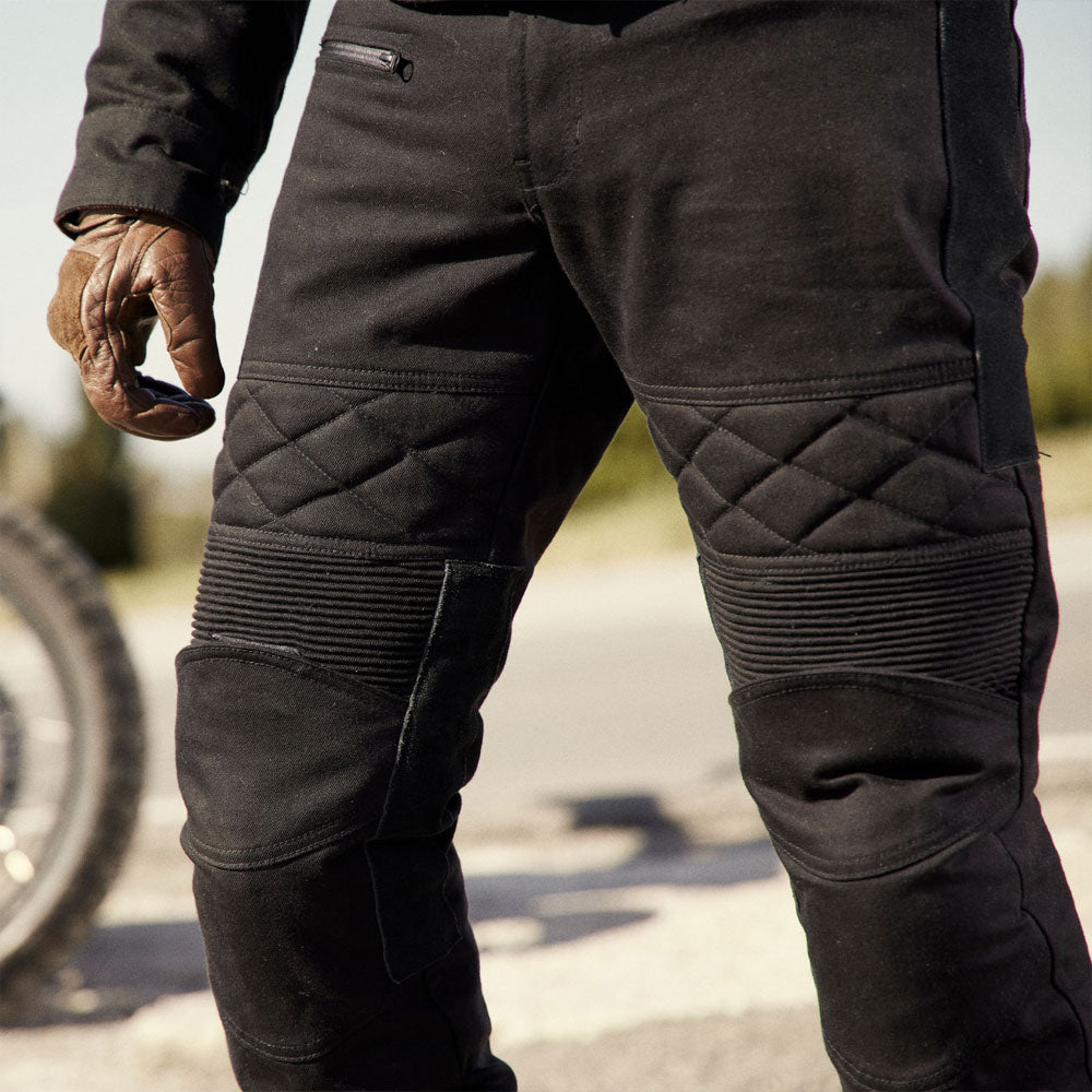 Fuel Sergeant 2 Pants Black. Klassische CE-Zertifizierte Motorradhose aus komfortablen Baumwollstoff im Retro-Look. Inkl. Knie- und Hüftprotektoren CE Level 2.